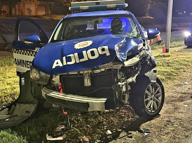 Córdoba: un colectivo fuera de control embistió a un patrullero y los policías se salvaron de milagro