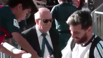 Un niño sanjuanino fue el afortunado que se llevó la firma de Messi Un niño sanjuanino fue el afortunado que se llevó la firma de Messi