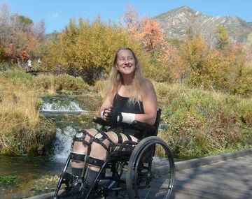 Una mujer busca que la operen para quedar parapléjica
