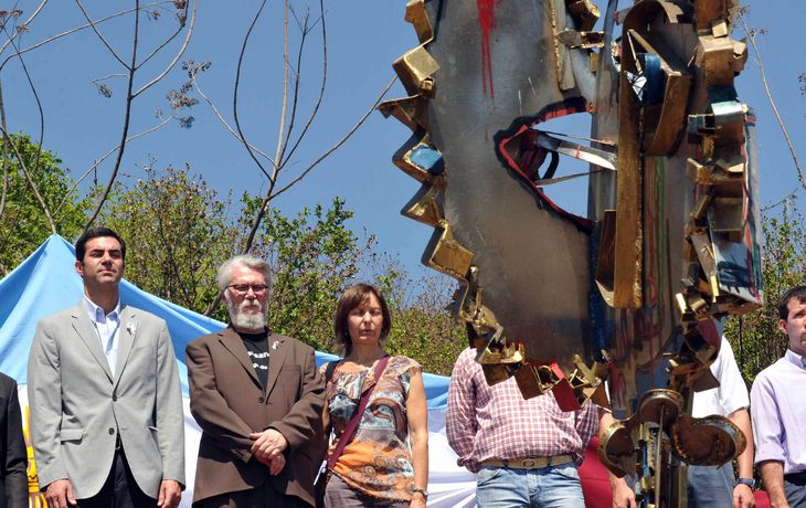 Monumento en memoria a las turistas francesas asesinadas en Salta
