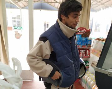 Un joven encontró una bolsa con $30 mil y la devolvió