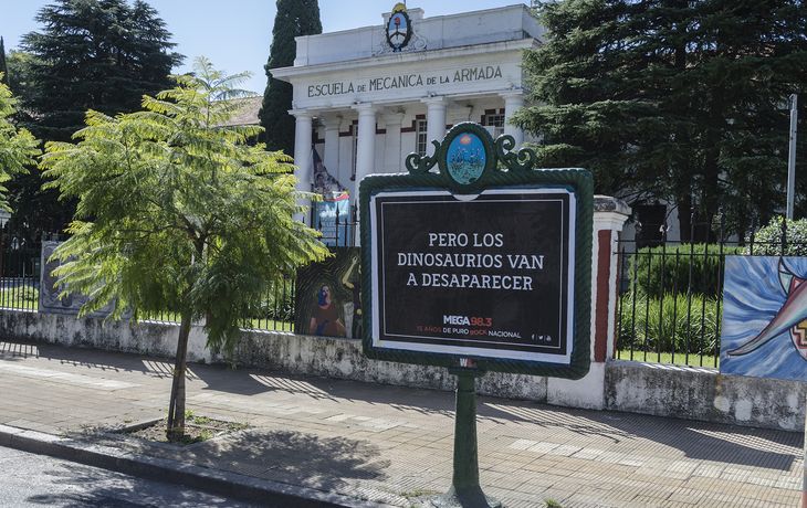 Mega 98.3 festeja sus 15 años con afiches