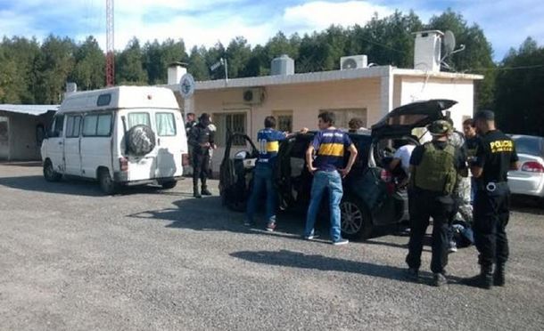 Fuerte operativo a los hinchas de Boca en Uruguay: tenían drogas y alcohol