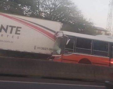 General Paz: fuerte choque entre un micro escolar y un camión deja al menos 15 heridos