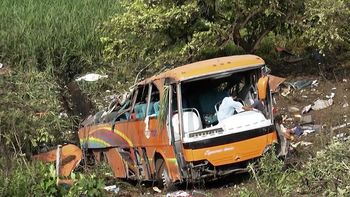 un micro cayo por un barranco y murieron 24 personas un micro cayo por un barranco y murieron 24 personas