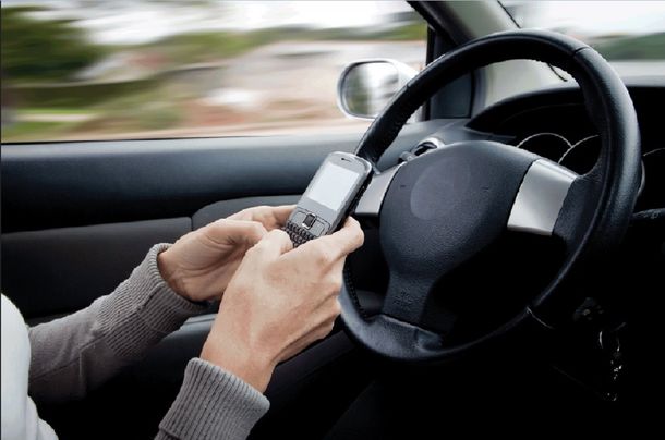 Inseguridad vial: casi la mitad de los conductores reconoce que usa celular cuando maneja