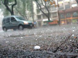 Alerta por lluvias fuertes y granizo en dos provincias: qué precauciones tomar