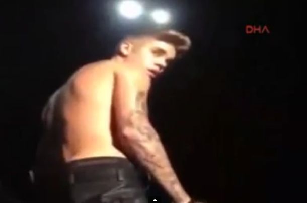 Justin Bieber se retiró del escenario tras recibir un botellazo