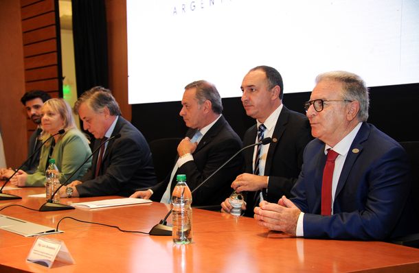 El gobierno reemplazará 14 turbinas en la represa de Salto Grande por 150 millones de dólares.