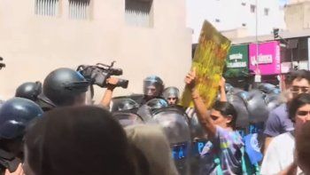 efectivos de la policia federal avanzaron sobre personas con discapacidad en el ministerio de salud efectivos de la policia federal avanzaron sobre personas con discapacidad en el ministerio de salud