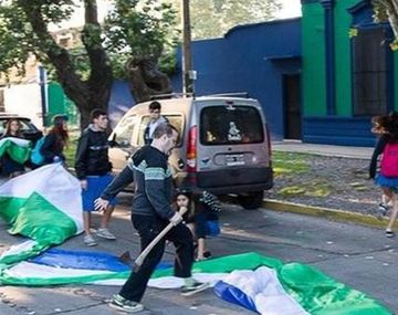 Amenazó con un hacha a estudiantes que festejaban en la calle