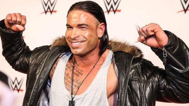 El curioso caso del arquero alemán que dejó el fútbol por la lucha libre