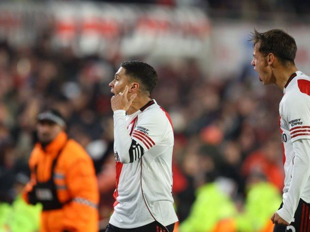 Gestos de Juanfer a los hinchas de River.&nbsp;