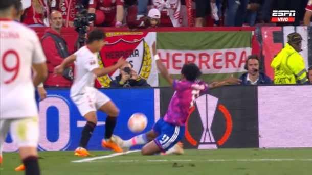 El ESCANDALOSO penal que no le cobraron al Sevilla ante Juventus