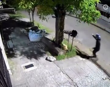 La secuencia quedó registrada por una cámara de seguridad de la cuadra, donde se observa el momento en que los delincuentes interceptan a la víctima.