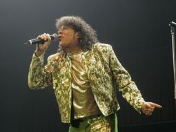La Mona Jiménez cantando en vivo La Mona Jiménez cantando en vivo