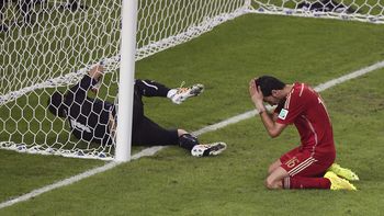 decepcion: espana, ultimo campeon, cayo ante chile y se despidio de brasil decepcion: espana, ultimo campeon, cayo ante chile y se despidio de brasil