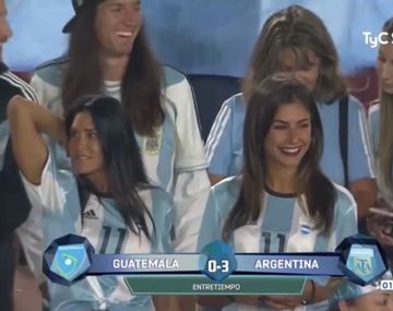 Carolina Baldini se robó todas las miradas en el debut de su hijo en la Selección