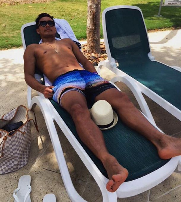 Teo terminó las empanadas, pero sigue sin volver a River y se relaja al sol