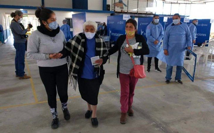 Tucumán: le dieron la primera dosis de la vacuna contra el coronavirus a una mujer de 108 años