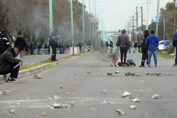 Nuevo enfrentamiento entre facciones de la UOCRA en Ensenada: tiros, balas de goma y piedras