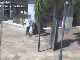 Video: una pareja fue detenida tras robarle el celular a un hombre en silla de ruedas