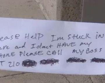 Se quedó atrapado dentro de un cajero y tuvo que pedirle ayuda a los que fueron a sacar plata