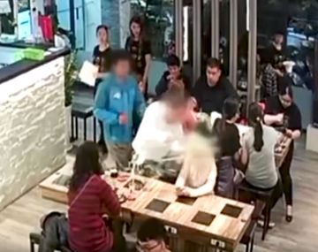 Le tiró la sopa en la cara a una chica