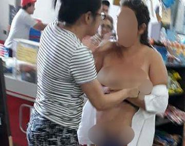 Mujer es desvestida por dueña de supermercado chino