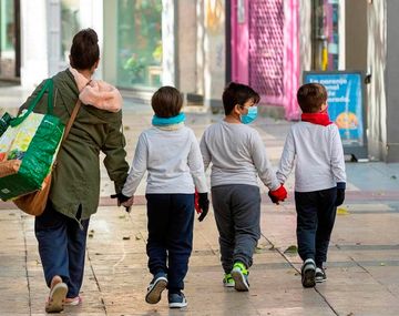 Autorizan a los menores de 12 años a hacer compras junto a uno de sus padres