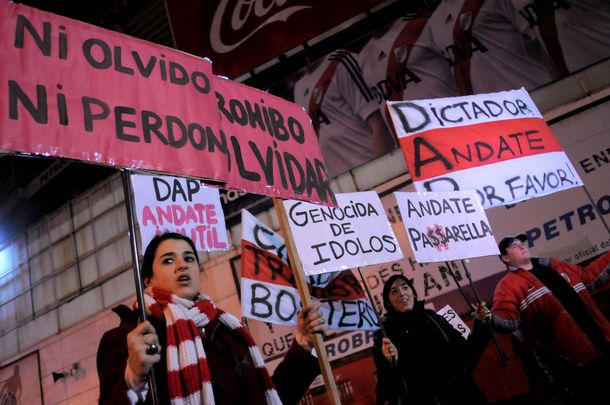 La gente y sus banderas contra Passarella