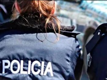 Le preguntaron dónde quedaba una calle y la asaltaron: era policía y le llevaron el arma