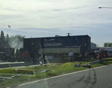 Choque fatal en Campana entre dos autos y dos camiones: hay al menos cinco muertos