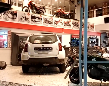 Una camioneta chocó contra una moto, perdió el control y se incrustó contra una concesionaria.