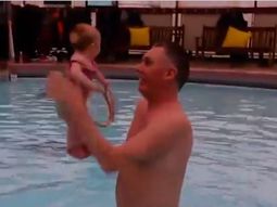 La bebé que se pone de pie en la piscina se volvió viral La bebé que se pone de pie en la piscina se volvió viral