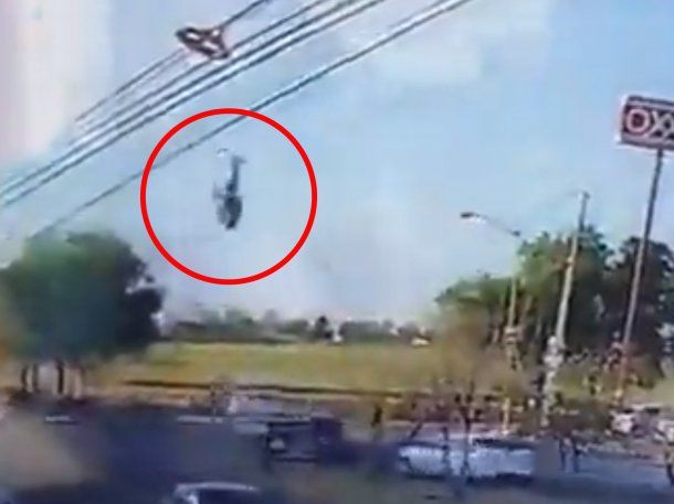 VIDEO: Así se desplomó un helicóptero en el que viajaba un funcionario en México