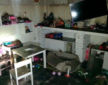 Un delincuente robó e incendió un hogar de niños: seis bebés y 12 nenes fueron internados