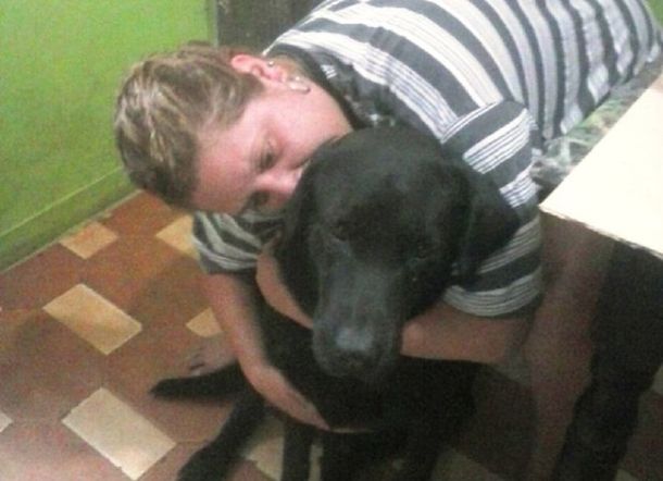 Un vecino le tiró agua hirviendo a su perro: Cuando lo vi mojado, pensé lo peor