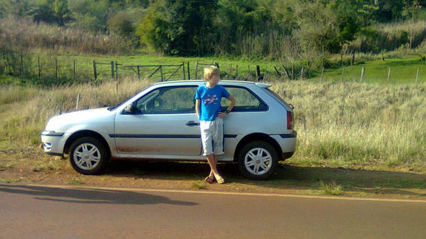 El niño manejaba el auto de su padre