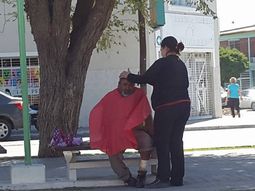 La peluquera que sale a cortarle el pelo a los indigentes de neuquen