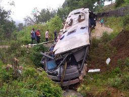 desbarranco un micro: 9 muertos desbarranco un micro: 9 muertos