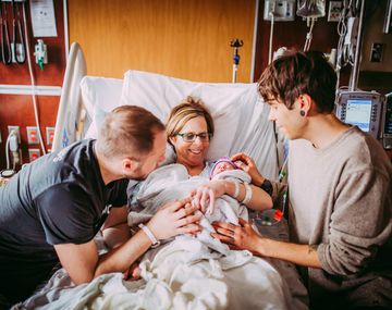 Una mujer de 61 años dio a luz a su propia nieta