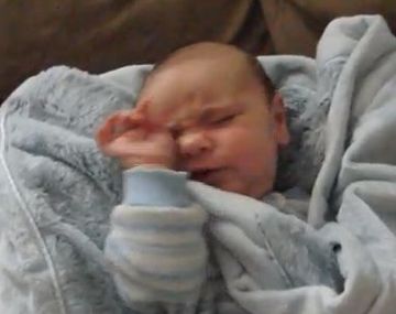 El dulce despertar de un bebé recién nacido conmueve a la Web