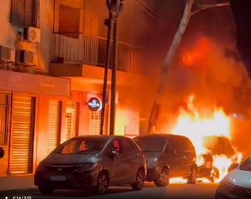 Incendio en Barrio Norte: se prendió fuego un auto frente a Radio Mitre
