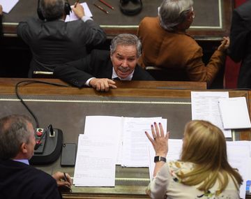 Felipe Solá dialoga con Emilio Monzó