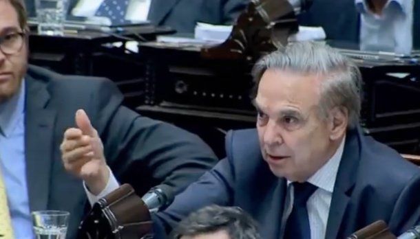 Justo antes del cuarto intermedio, Miguel Ángel Pichetto apuntó a los libertarios: Les encanta seguir perdiendo