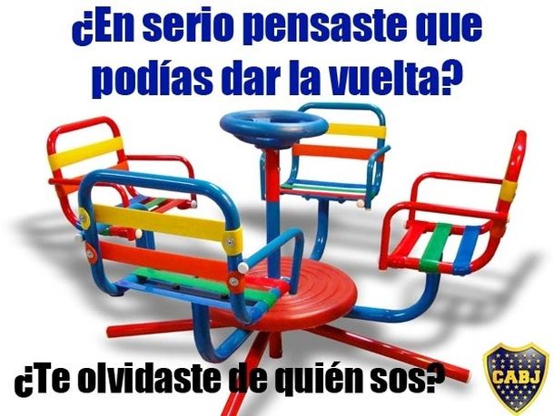 Los hinchas de Boca y los clásicos afiches con cargadas para Racing