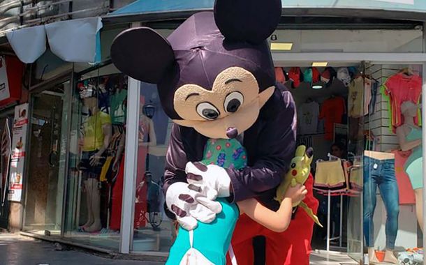 Le robaron a Mickey en la peatonal de Córdoba y se puso a llorar
