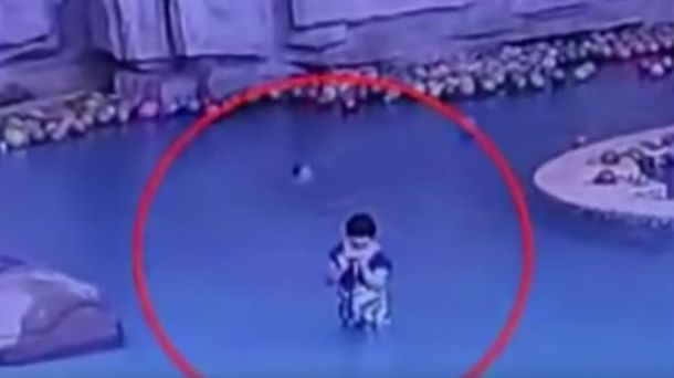 El video muestra a la mujer atenta a su celular mientras su hijo se ahoga por detrás