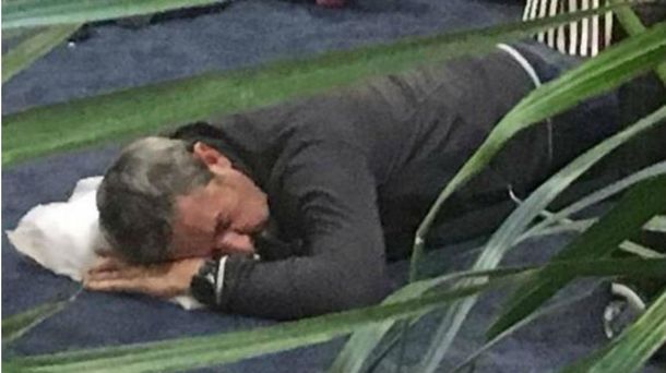 Cobos quedó varado en un aeropuerto y durmió en el suelo